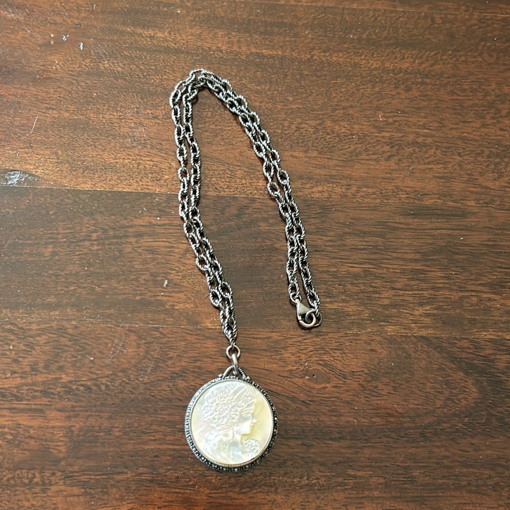 Cameo Mother of pearl necklace